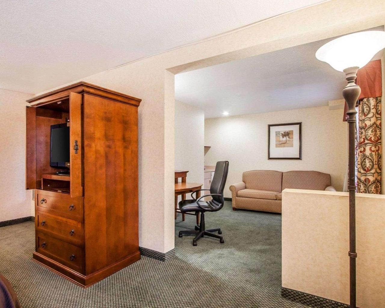 Comfort Inn Conference Center 希尔斯伯勒 外观 照片