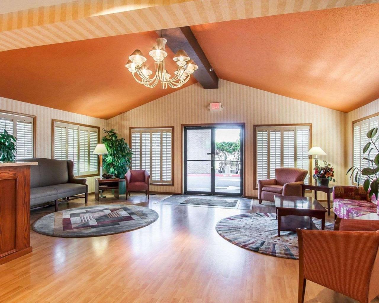 Comfort Inn Conference Center 希尔斯伯勒 外观 照片